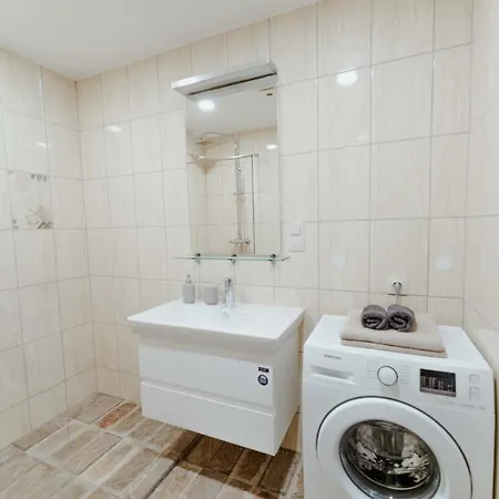 New Modern Next To The Centre *